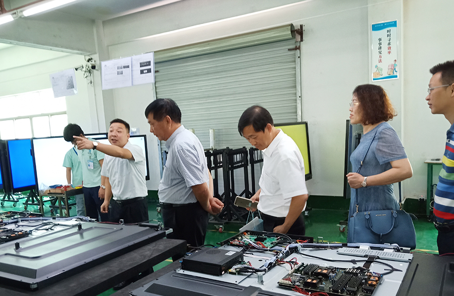 秉承教育精神，共創發展 --桂深兩地教育裝備協會專家蒞臨方成教學參觀和指導